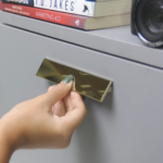 Puxador Traso 128mm Gold Brilhante Zen Design - Imagem 2