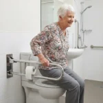 Barra de apoio articulada inox com porta-papel 60cm em experiencia com usuário