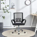 Cadeira office giratória preta Comfort Kazalinda em ambiente de escritório contemporâneo