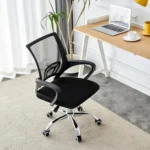 Cadeira office giratória preta Comfort Kazalinda em ambiente de escritório contemporâneo vista superior