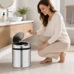Cliente feliz usando lixeira automática premium com sensor em inox 6 litros Kazalinda
