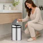 Cliente feliz usando lixeira automática premium com sensor em inox 9 litros Kazalinda