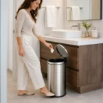 Cliente feliz usando lixeira inox pedal 12 litros Tramontina com balde removível