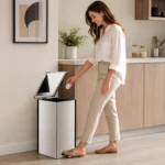 Cliente feliz usando lixeira quadrada em aço inox com pedal 30 litros Ecobin