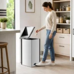 Cliente feliz usando lixeira quadrada em aço inox com pedal 50 litros Ecobin