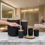 Cliente feliz usando o kit luxo bambu banheiro 6 peças Plasvale em banheiro organizado