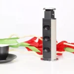 Close das tomadas e acabamento inox escovado da torre Multiplug retrátil KZI na mesa