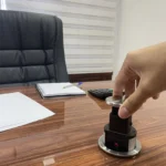 Close das tomadas e acabamento inox escovado da torre Multiplug retrátil KZI uso real aberto