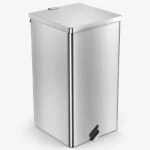 Close do acabamento em aço inox e pedal da lixeira Ecobin 30 litros
