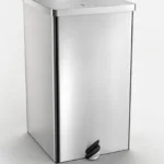 Close do acabamento em aço inox e pedal da lixeira Ecobin 50 litros