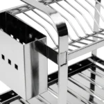 Close do acabamento em inox e do porta-talher do escorredor Dinox