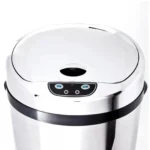 Close do sensor e acabamento da lixeira automática premium inox 6 litros Kazalinda
