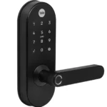 Close do teclado, biometria e acabamento preto fosco da fechadura Yale YMC 420W