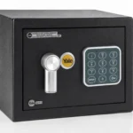 Close do teclado e acabamento preto do cofre digital Yale Value Mini