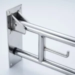 Close dos detalhes e acabamento da barra de apoio articulada inox com porta-papel 60cm
