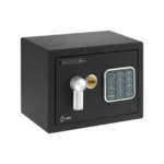 Cofre digital pequeno Yale Value Mini preto porta fechada em fundo branco