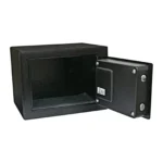 Cofre digital pequeno Yale Value Mini preto porta totalmente aberta em fundo branco