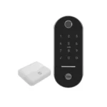 Combo fechadura digital Yale Lia BP cromada para porta de correr em fundo branco