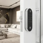 Fechadura digital Yale Lia BP cromada instalada em porta de correr moderna