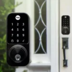Fechadura digital Yale YDD 120 instalada em porta externa residencial