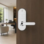 Fechadura digital Yale YMC 420W branca instalada em porta moderna