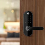 Fechadura digital Yale YMC 420W preto fosco com Hub em ambiente residencial