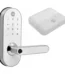 Fechadura digital Yale YMC420W com Hub Yale Connect em fundo branco