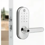 Fechadura digital Yale YMC420W instalada em porta moderna