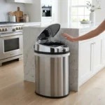 Lixeira automática premium inox 42 litros em uso em cozinha moderna
