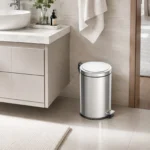 Lixeira inox pedal 12 litros Tramontina em área de serviço ou ambiente interno elegante