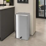 Lixeira quadrada em aço inox com pedal 30 litros Ecobin em ambiente corporativo ou de serviço