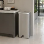 Lixeira quadrada em aço inox com pedal 50 litros Ecobin em ambiente corporativo ou de serviço