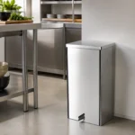 Lixeira quadrada inox com pedal 30 litros Ecobin em cozinha ou área gourmet moderna