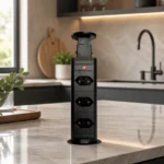 Torre de tomada retrátil Multiplug preta instalada em bancada de cozinha moderna