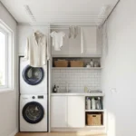 Varal de teto branco 120cm com 8 varetas Kazalinda em área de serviço compacta de apartamento