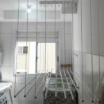 Varal de teto branco 120cm com 8 varetas Kazalinda foto real apartamento vista frontal