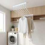 Varal de teto branco 120cm com 8 varetas Kazalinda instalado em lavanderia moderna