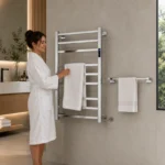 Cliente feliz usando toalheiro térmico grande quadrado inox Kazalinda em banheiro sofisticado