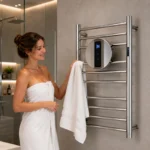 Cliente feliz usando toalheiro térmico redondo grande inox polido Kazalinda em banheiro sofisticado