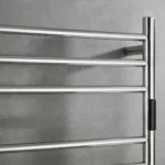 Close do acabamento inox polido e do timer do toalheiro térmico redondo grande Kazalinda
