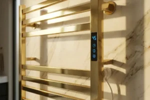 Detalhe do timer touch em toalheiro térmico dourado polido Kazalinda