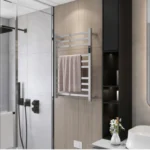 Toalheiro térmico grande quadrado inox Kazalinda instalado em banheiro real