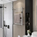 Toalheiro térmico grande quadrado inox Kazalinda instalado em banheiro sofisticado