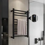 Toalheiro térmico quadrado preto inox Kazalinda em banheiro premium com toalhas aquecidas