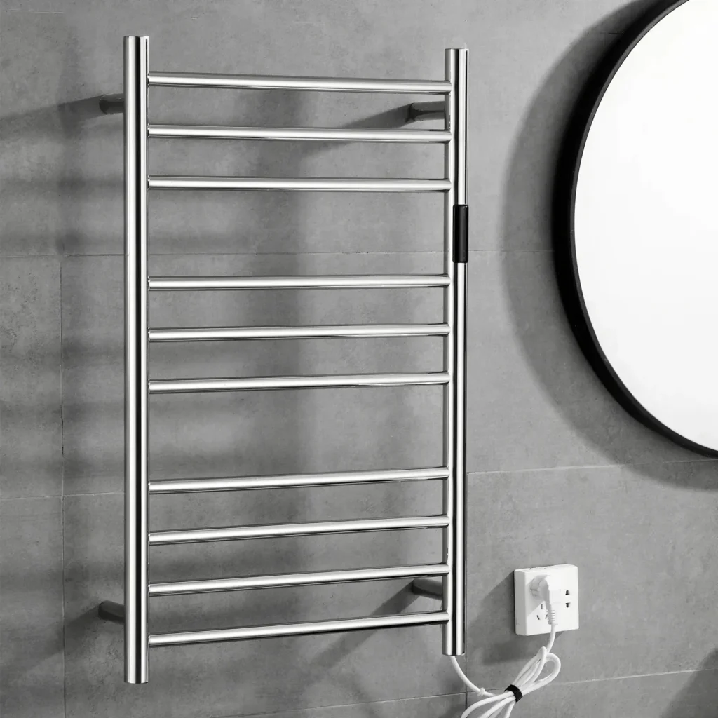 Toalheiro térmico redondo grande inox polido Kazalinda instalado em banheiro sofisticado em close