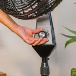 Ventilador WAP Flow Turbo de coluna pessoa mexendo no seletor de velocidade