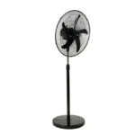 Ventilador de coluna WAP Rajada Pro 60 48cm 5 pás em fundo branco com vista lateral abaixando