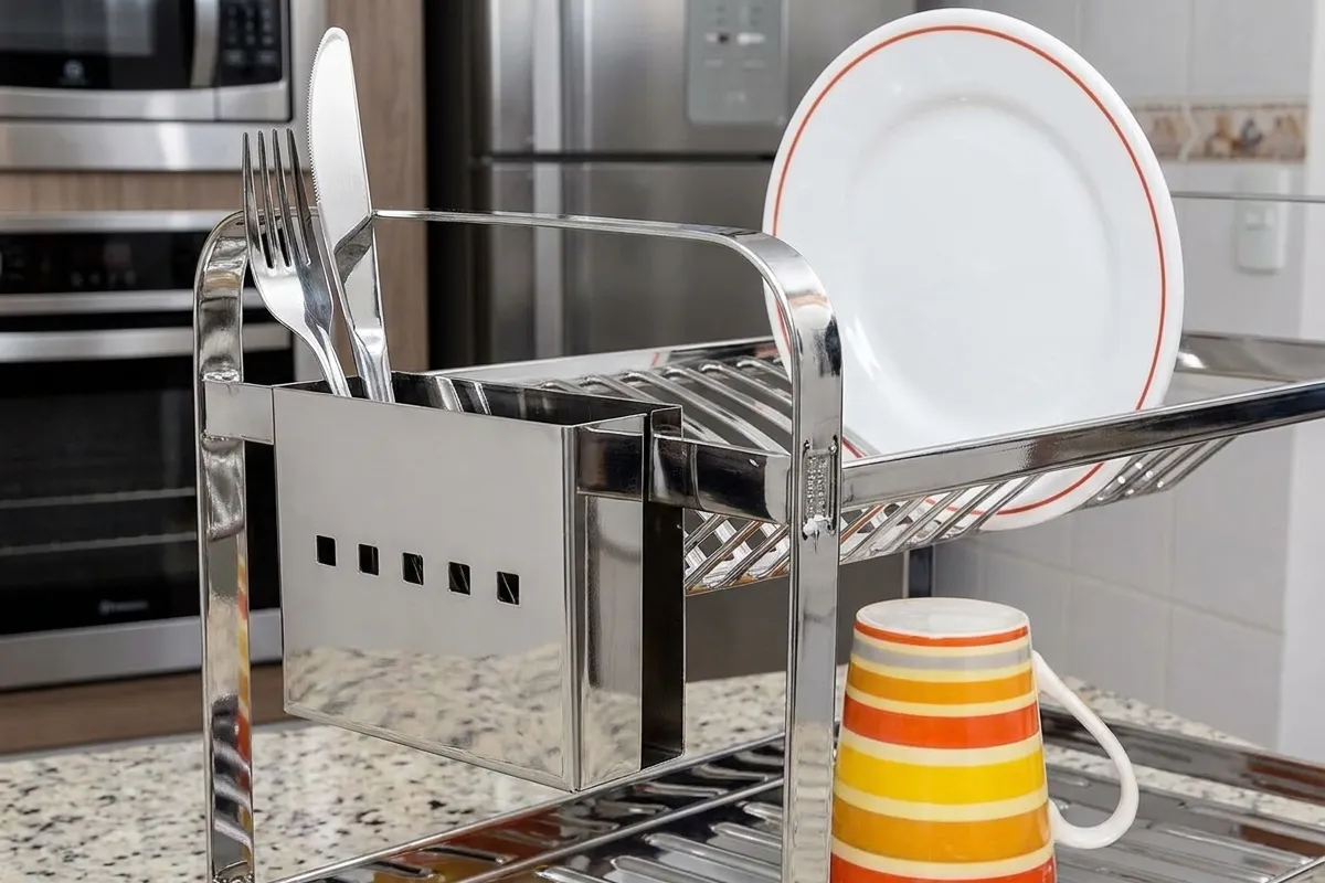 Detalhe da estrutura reforçada do escorredor inox com porta talher