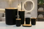 Detalhe do kit banheiro Plasvale com peças em bambu e polipropileno