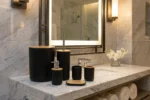 Kit banheiro bambu 6 peças preto e branco sobre bancada do banheiro